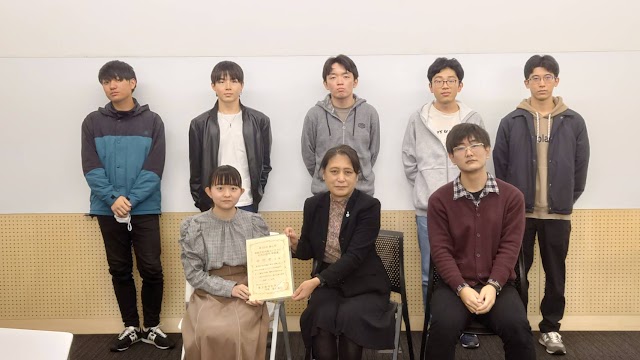 2024年3月卒業のゼミ生たちと(飯山祭展示で学長賞を授与)