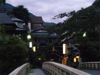 箱根温泉街の夕暮れ