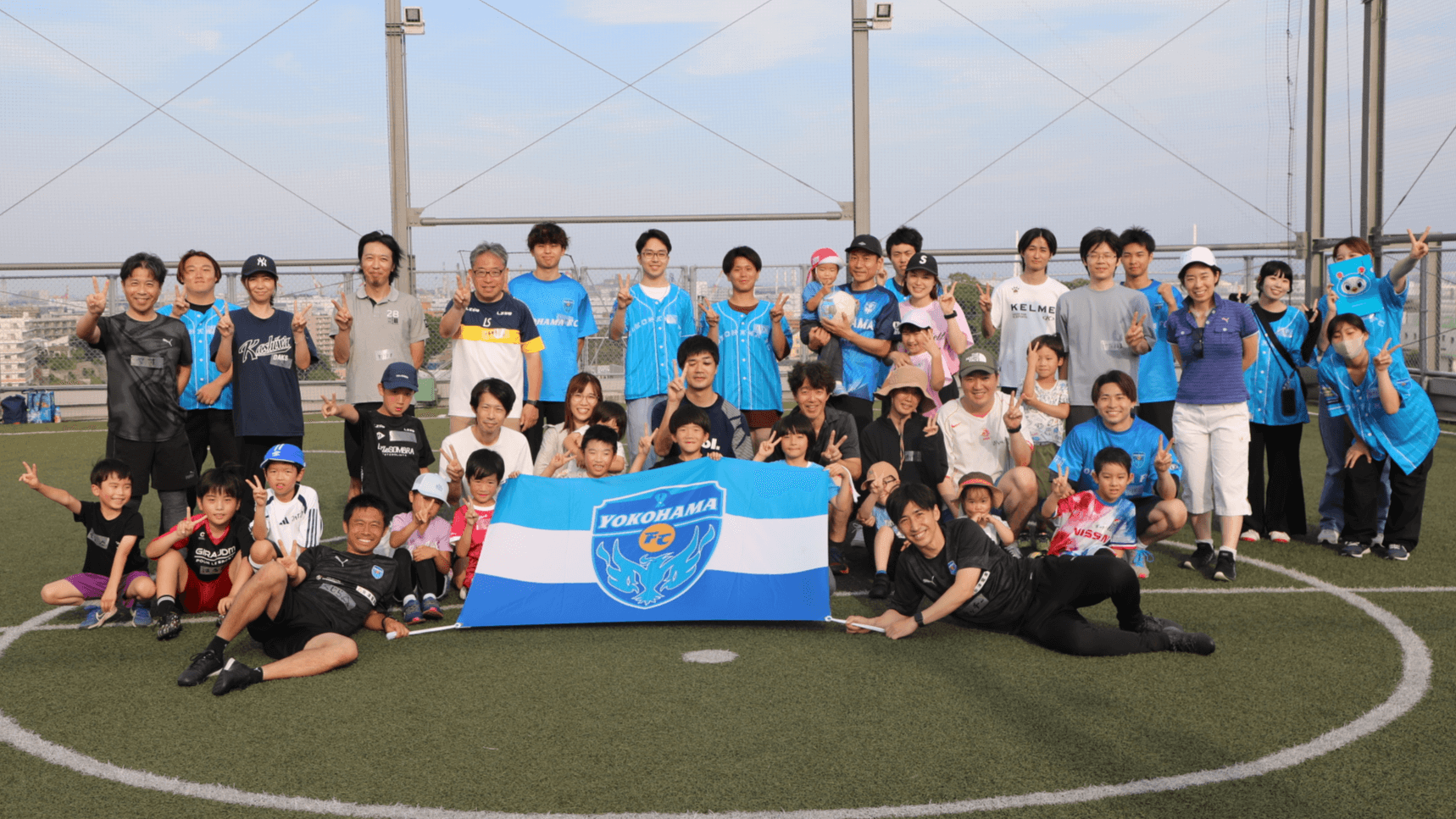 横浜FCが横浜商科大学でインクルーシブサッカー教室を開催！<br>多様な参加者がサッカーを楽しむ。