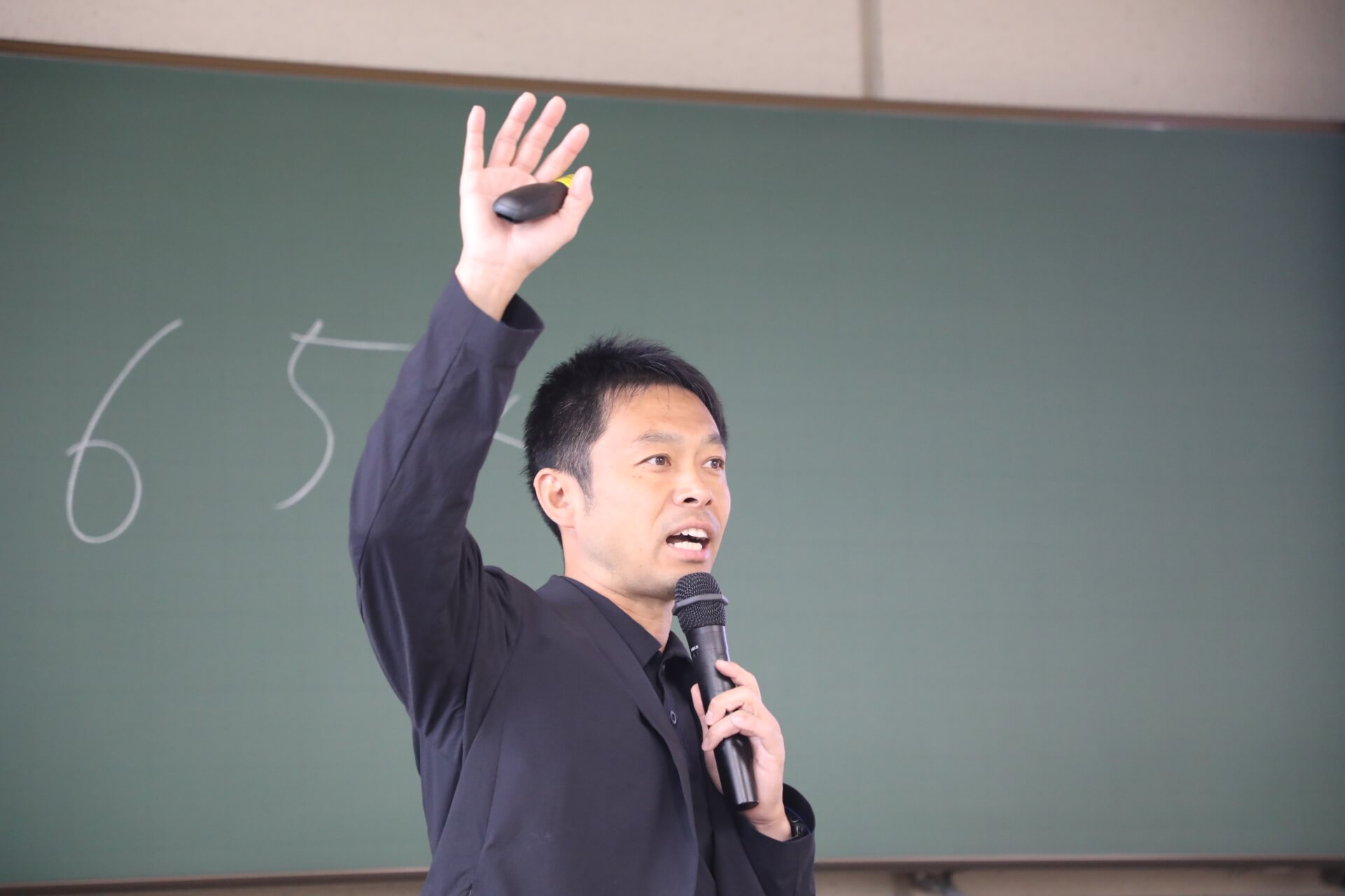 「横浜のプロスポーツビジネス」の授業で 横浜FC 鯨井健太氏 が特別講師